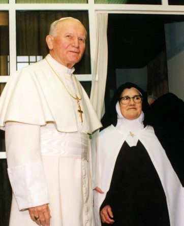 Sor Lucía con el Papa Juan Pablo II